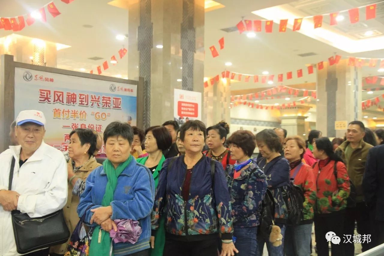 国庆假期迎来游客,国庆长假迎返程客流