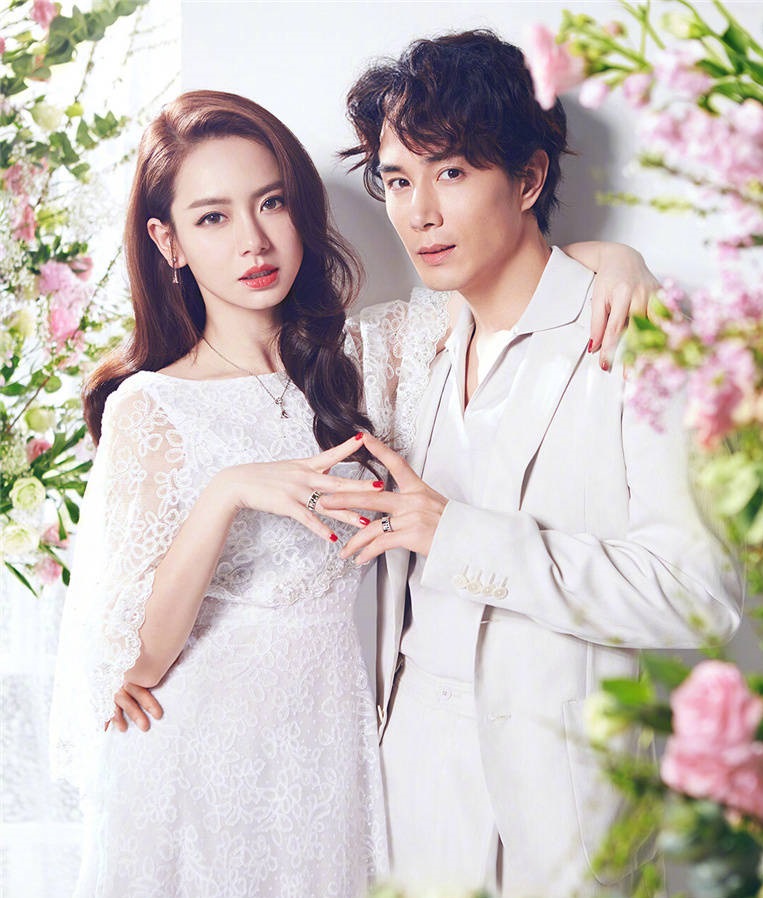 戚薇李承铉刚刚官宣图片,戚薇李承铉出席活动超酷西装