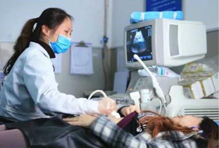 产妇生完宝宝医生给小宝宝抱起来,高龄刚生完孩子的产妇