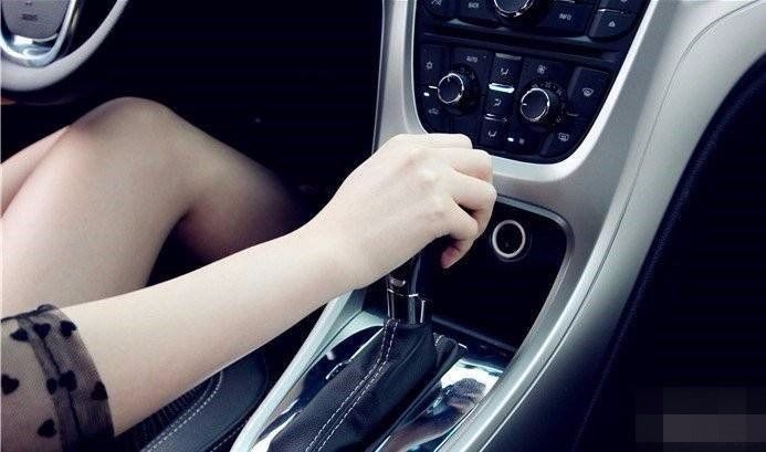 车身抖动排气冒白烟怎么回事,排气冒白烟发动机抖怎么回事