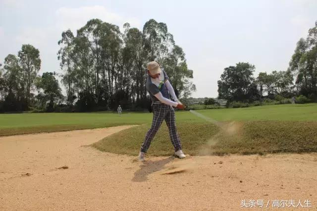 打一个18洞消耗多少卡路里,打一场18洞多少钱