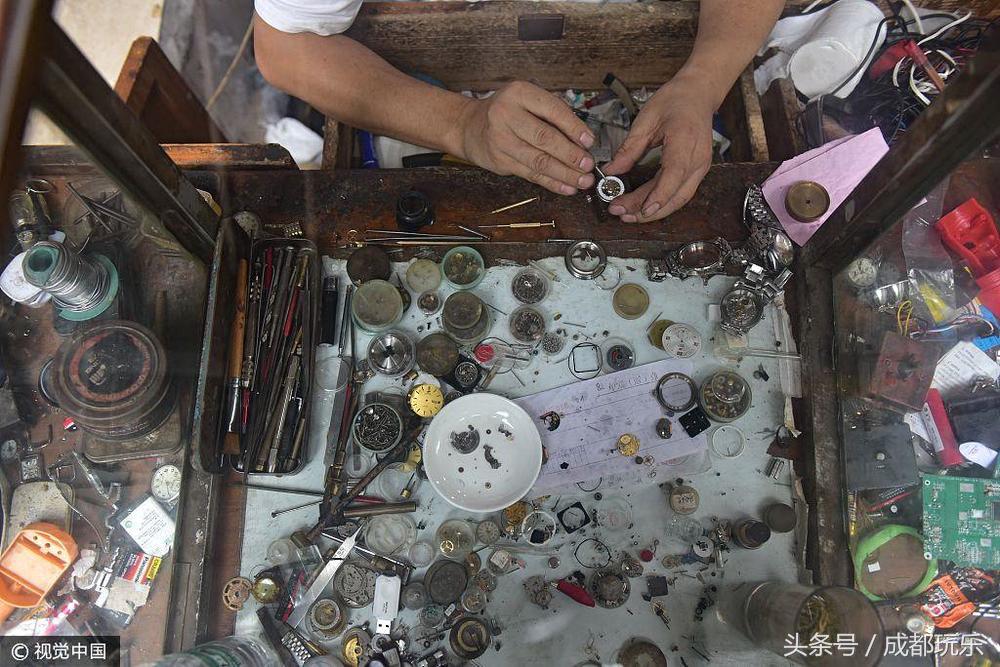 四川修表匠35年如一日街头修表,供出两个大学生子女!