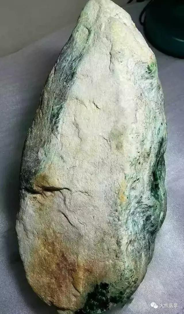 富商拿自己的翡翠来炫耀，朋友拿出了压箱底的宝贝，差点把他吓死