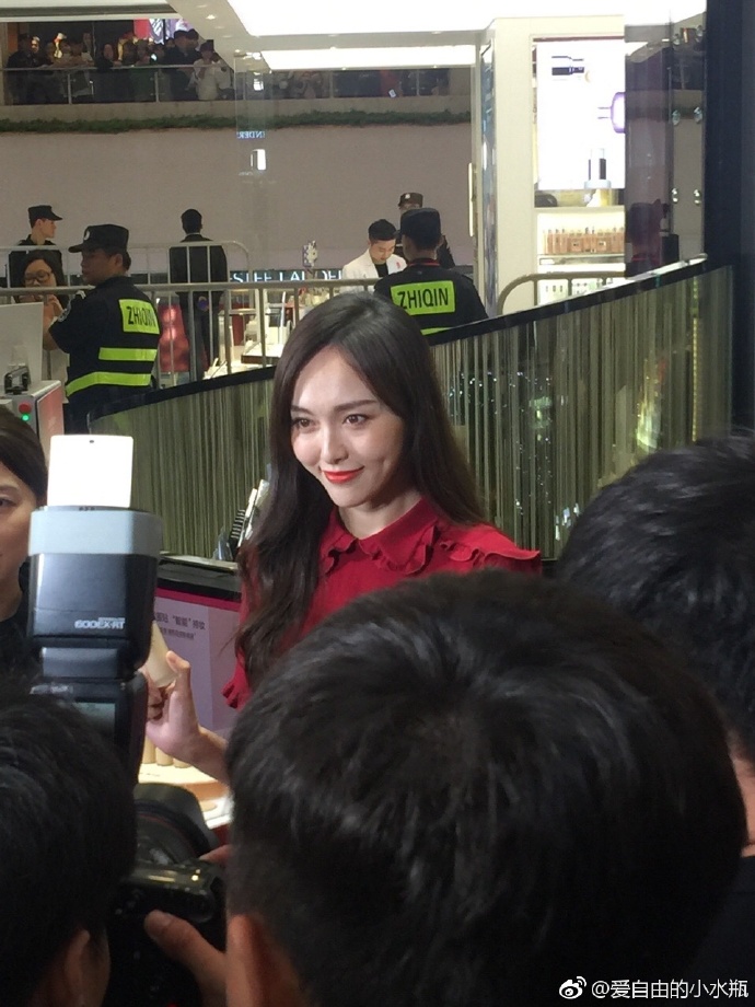 唐嫣参加商场活动光临新天地,唐嫣参加商场活动路人围观