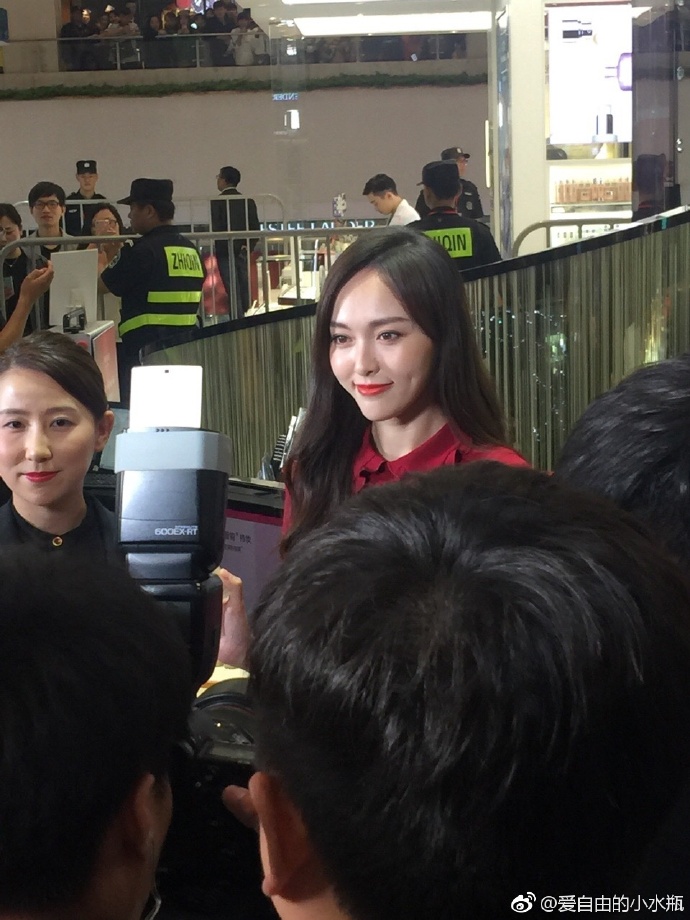 唐嫣参加商场活动光临新天地,唐嫣参加商场活动路人围观