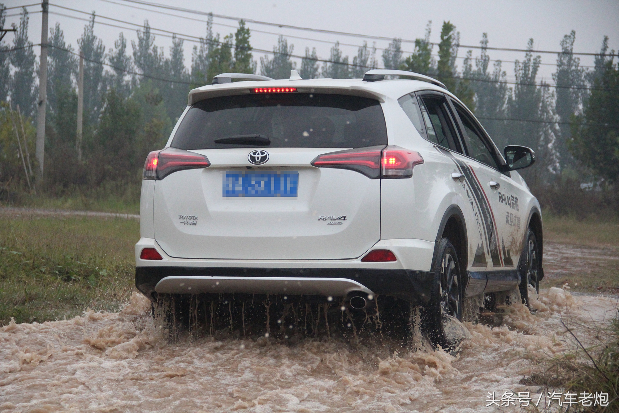 2016款丰田rav4荣放四驱测试,能越野的丰田rav4荣放2023款