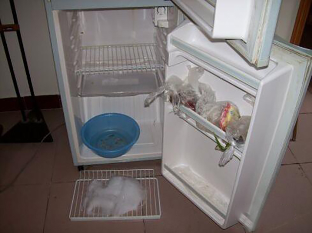 冰箱里厚厚的冰层怎么除掉,冰箱冷冻室结了很厚的冰怎么解冻