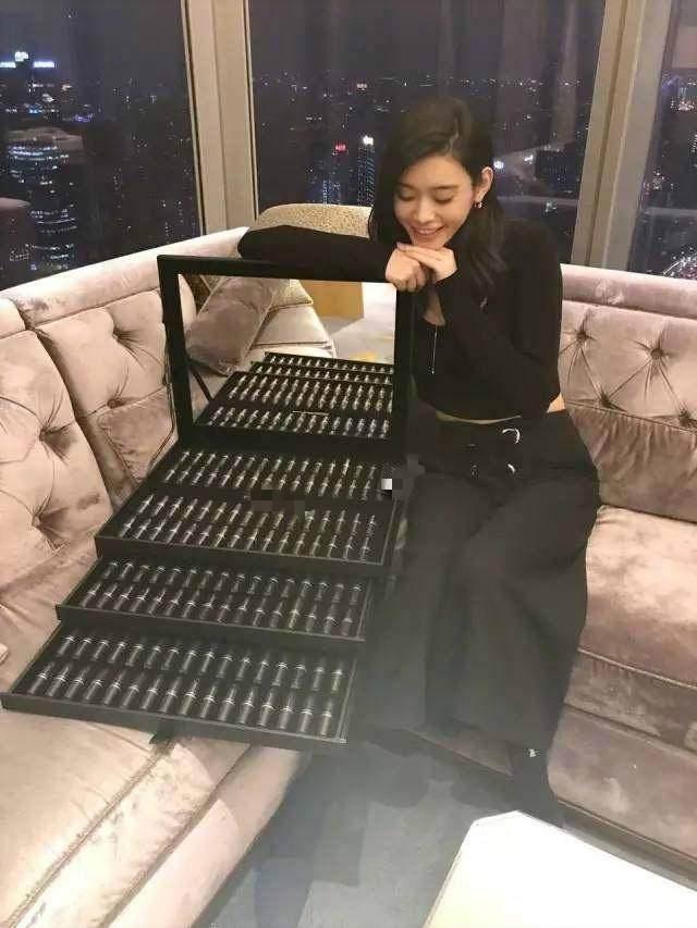 与收到LV圣诞树的她比,网友说:你们别出来自讨没趣了!