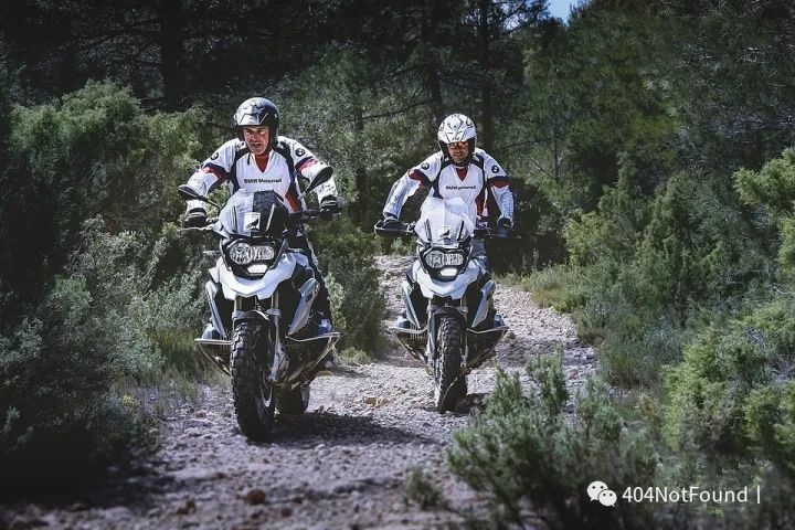 机车与婚纱,机车与跑车比赛