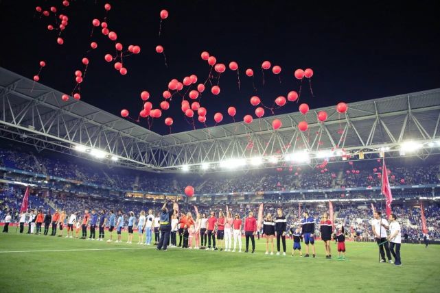 比勒芬时装秀中国红,足球场走秀