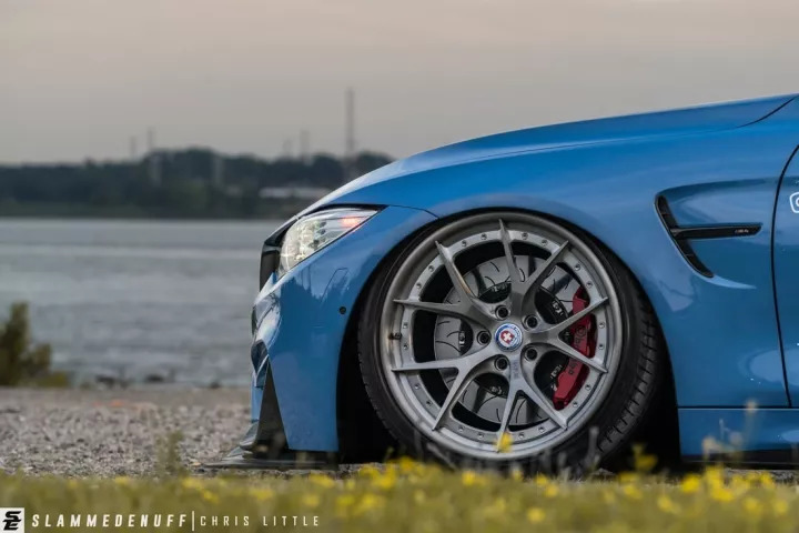 改装的宝马m4直接趴在地上了,普通的宝马m4可以开敞篷