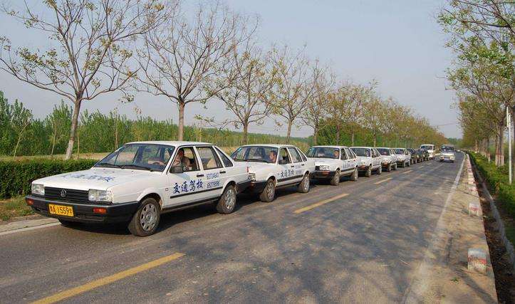 为什么驾校车都是捷达不是桑塔纳,驾校为啥用大众捷达