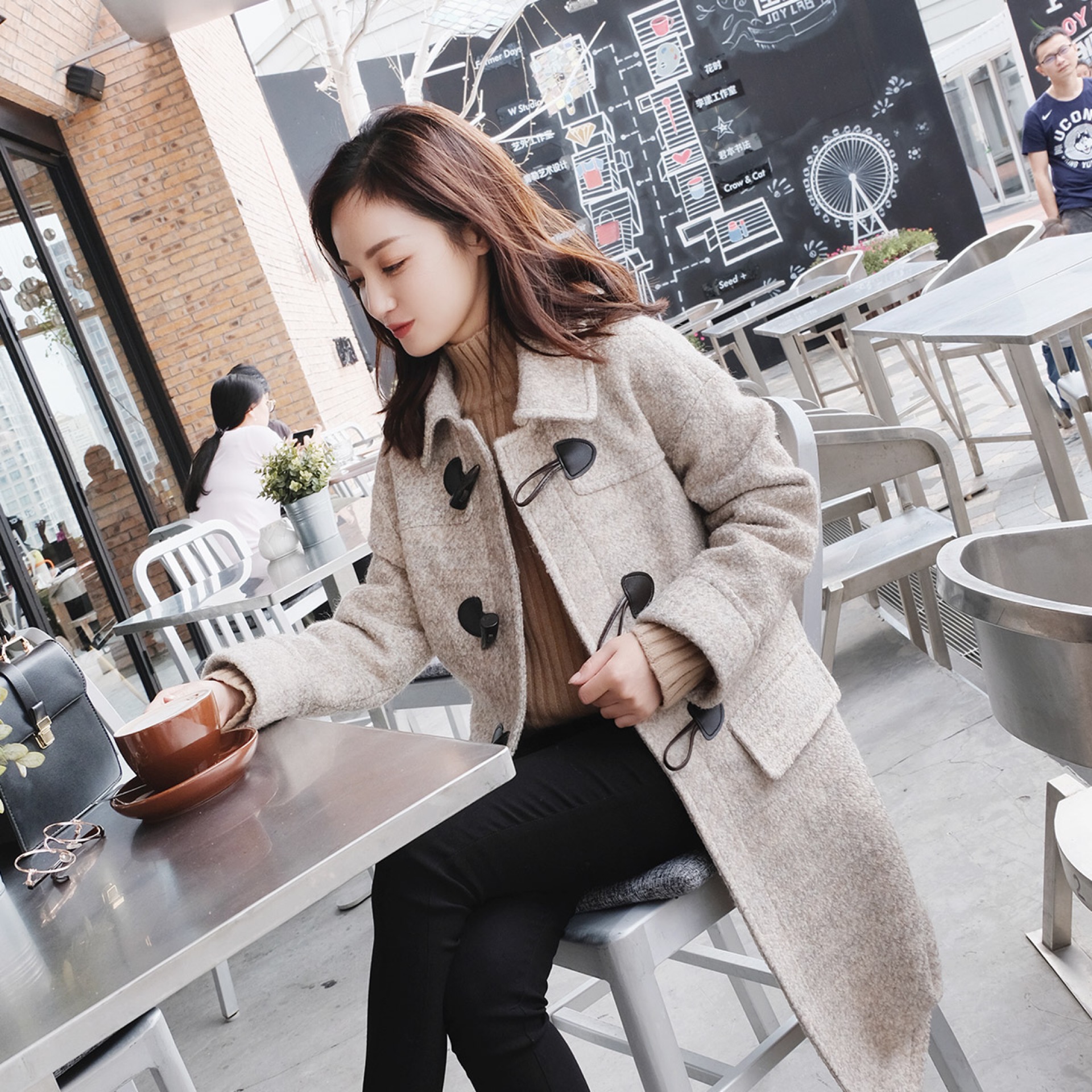 牛角扣大衣怎么搭配减龄,减龄牛角扣羊绒大衣