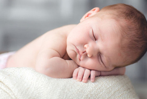 为什么新生儿睡觉总咿咿呀呀,为什么新生儿跟妈妈睡也很容易醒