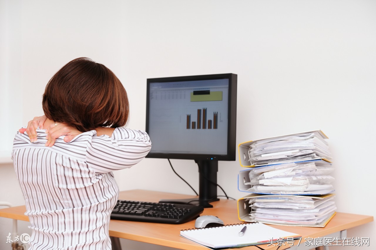 医生示范四步缓解肩颈不适,医生肩颈操锻炼方法