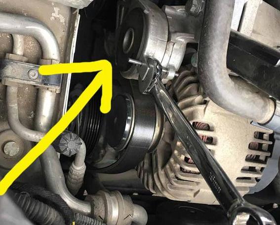 行驶过程中电瓶灯亮了，不要慌，这么做就对了，不是什么大事