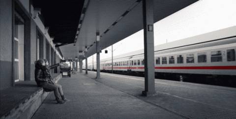 因为我们是青年,所以要志在远方?但是他们在等你回家,安陶说