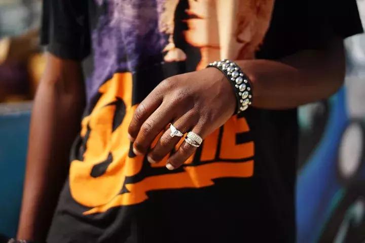 可能你手上的Supreme正是来自美国10几岁排队*党**!