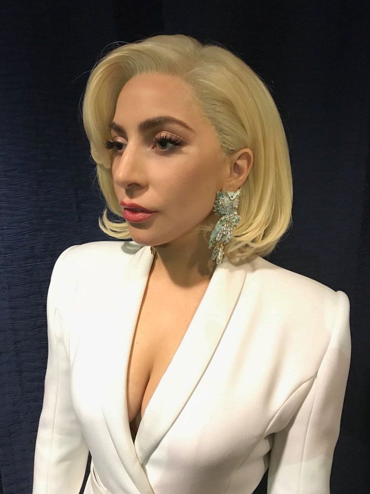 端庄也能很时尚，女神卡卡被粉丝封「最潮干妈」