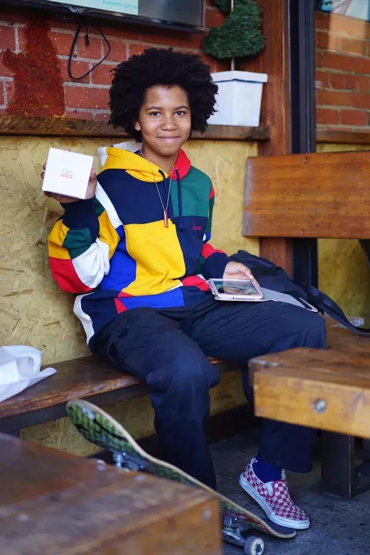 可能你手上的Supreme正是来自美国10几岁排队*党**！