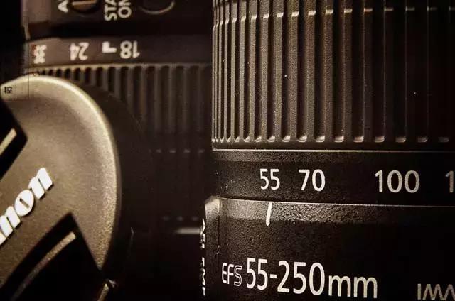 镜头尾部字母代表什么意思,镜头上的数字是什么意思