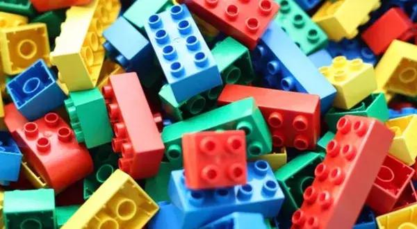 你每天把玩的乐高，如今已是估值2500亿元的积木帝国