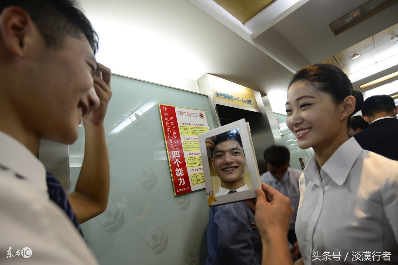 外贸业务员出国访问在国际班机上与空乘之间的情景对话