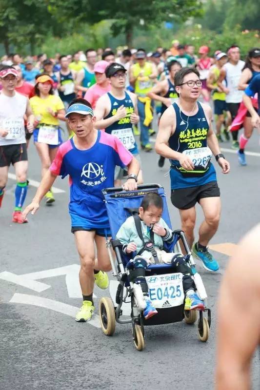 不跑就出局,马拉松为什么要推着轮椅跑呢