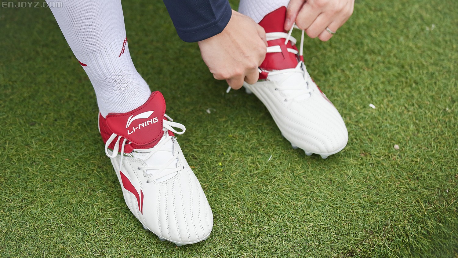 李宁铁2和美津浓足球鞋哪个好,李宁足球鞋铁系列二代直播
