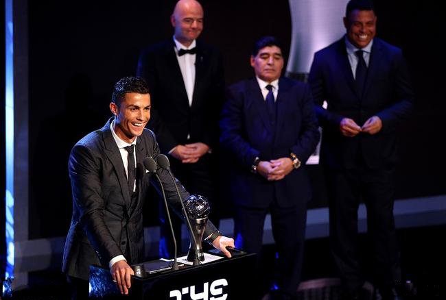 梅西和c罗化身救世主,内马尔和梅西c罗谁更强