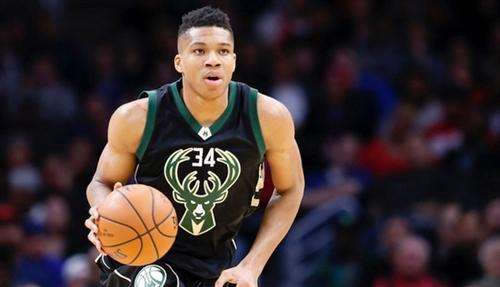 希腊怪兽阿德托昆博，场均36.7+10.7+5.2+2.2，历史首人！