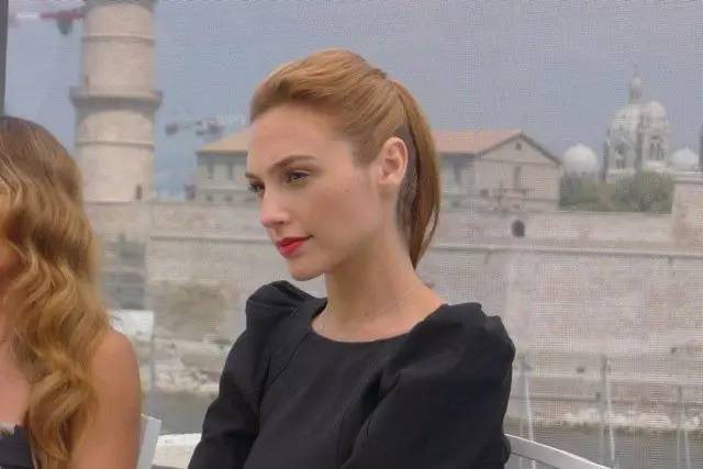 抢尽超人和蝙蝠侠风头的那个女人，到底是怎么样神奇的存在？