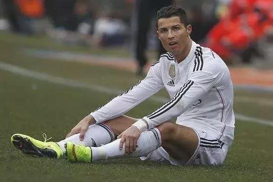 c罗那么强壮为什么那么容易摔倒,为啥c罗的动作越来越僵硬