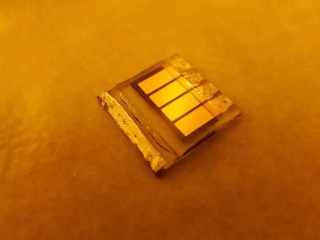 钙钛矿太阳能电池的工作原理,钙钛矿太阳能电池需要什么原料