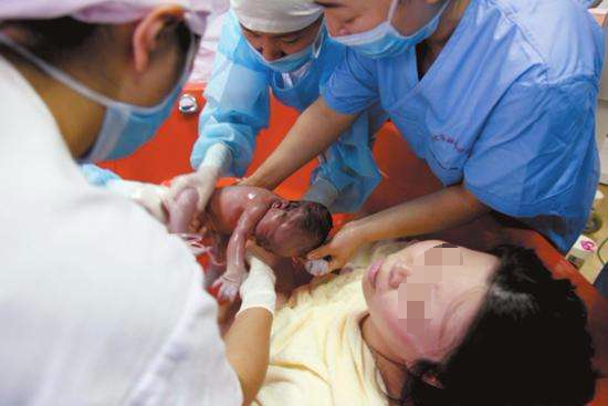 胎儿在妈妈的身体里面是什么样的,胎儿从子宫出来过程