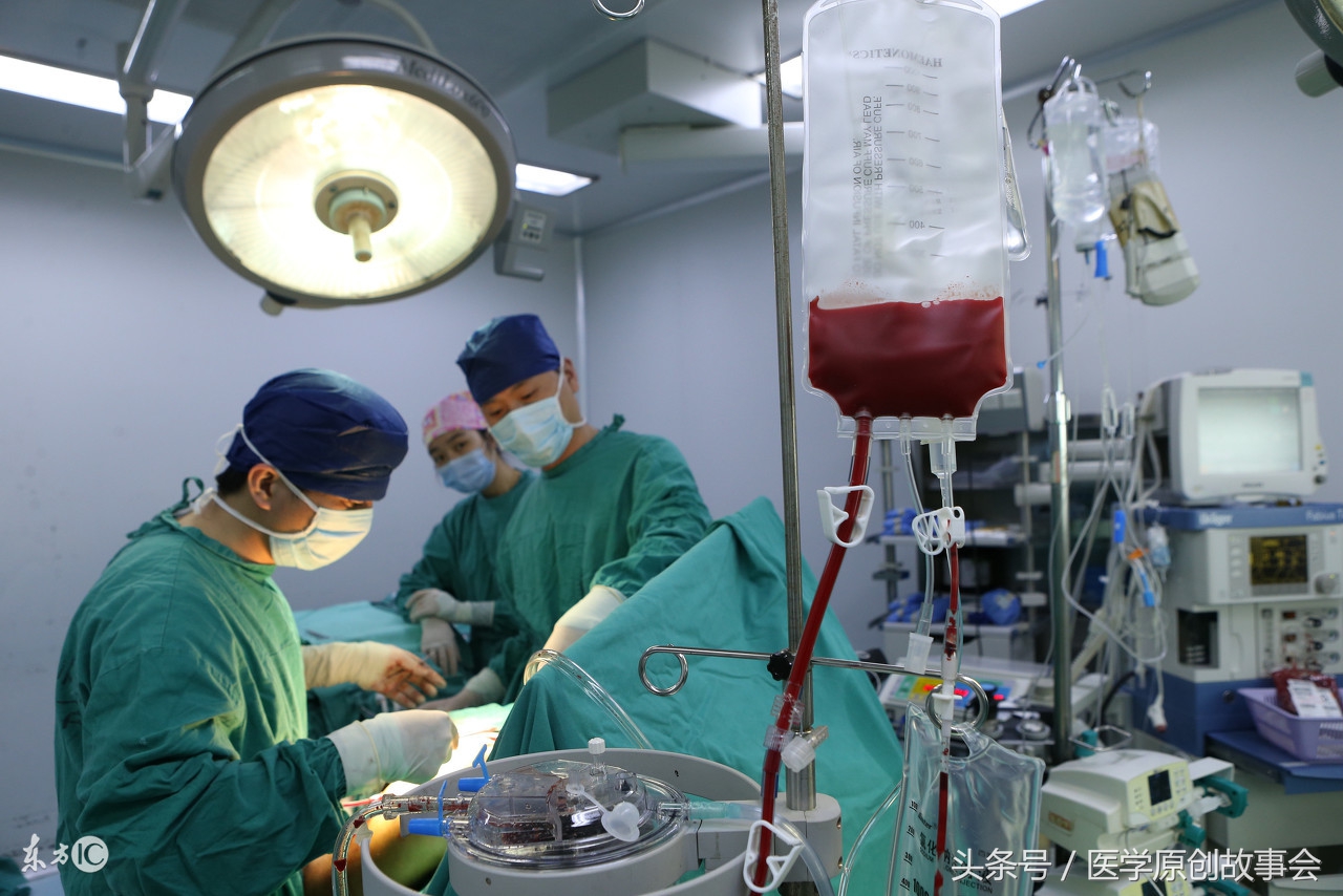 急诊科医生男孩昏倒,男子在医院大门晕倒医护紧急抢救