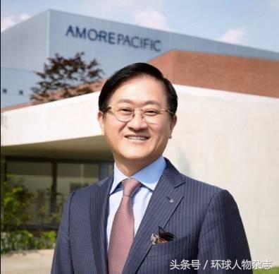 这个中年大叔开会擦指甲油，在家涂口红，还靠此成为亿万富翁