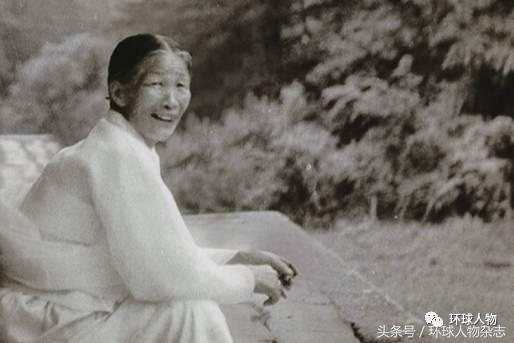 这个中年大叔开会擦指甲油，在家涂口红，还靠此成为亿万富翁