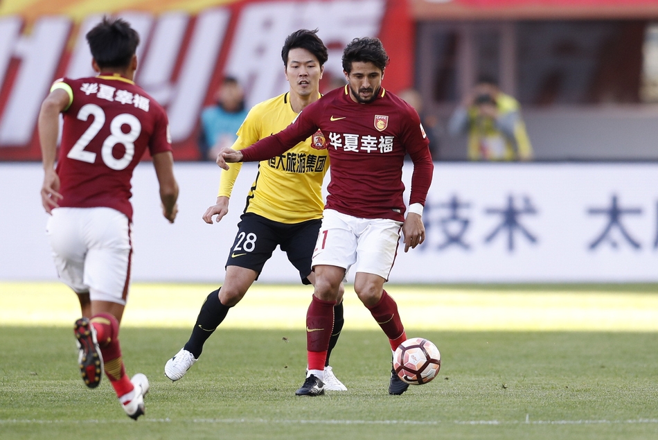 突发!华夏中场大将被队友撞晕,醒后说了这句话让人心疼