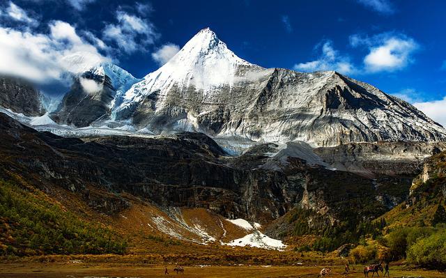 稻城亚丁到底几月份去比较好,稻城亚丁几月几日去好看