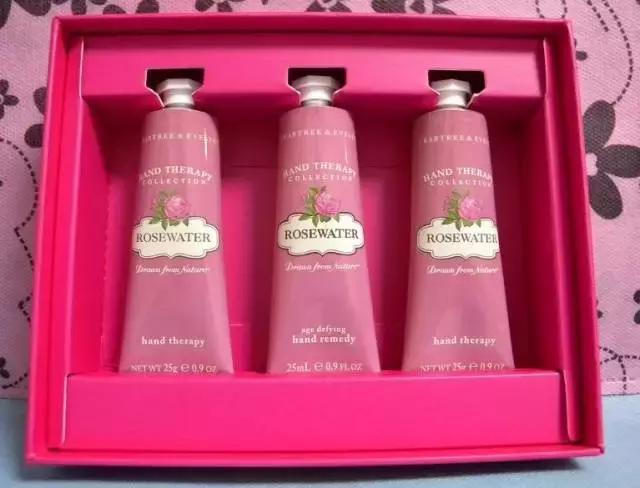 散发女性魅力的护理产品,玫瑰香味护肤品