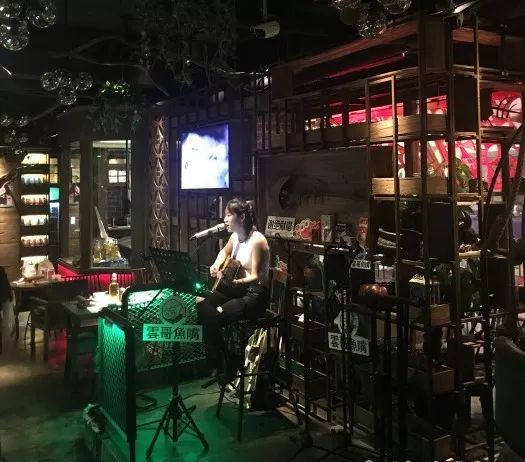 广州岗顶美食街,岗顶地铁口美食街