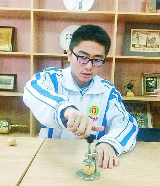 厉害呀！省实验的这位学生自制核桃夹获专利还为学校捐“飞机”