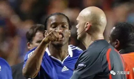 足球球场上的感人瞬间,球场上的感人瞬间放弃射门