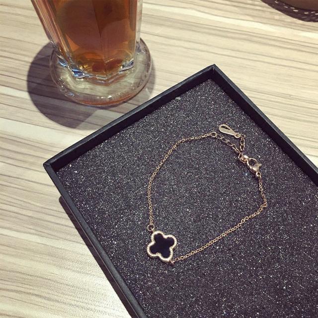 幸运四叶草手链象征什么,四叶草手链真的会给人带来幸运吗