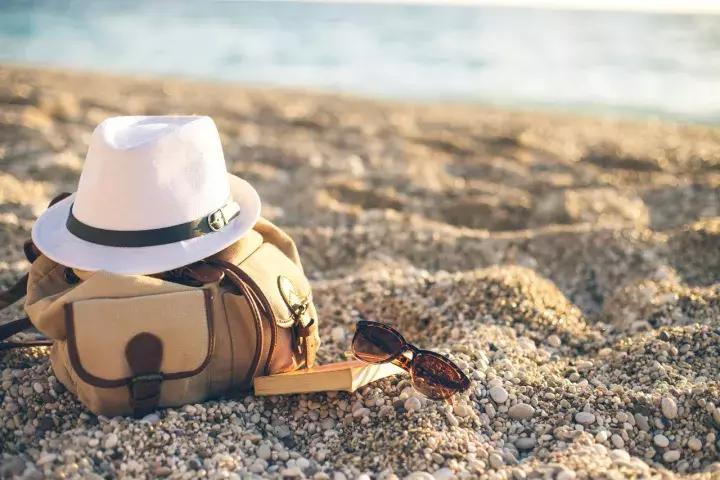 帽子cap英语怎么说,英文的戴帽子用hat还是cap