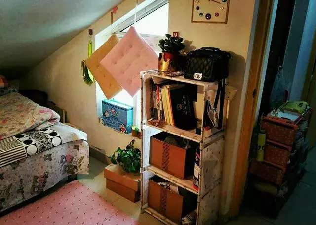 租在顶楼小阁楼,租的阁楼天花板隔音差