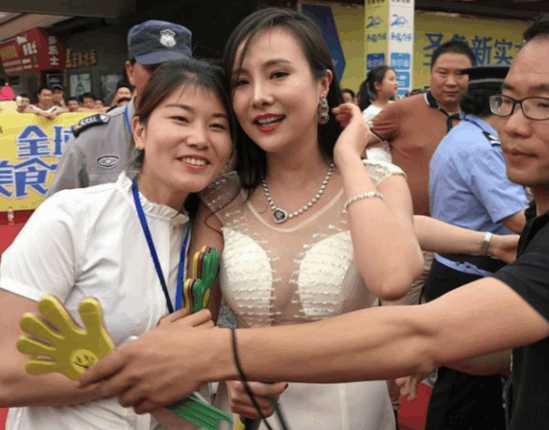 干露露再次复出捞金，浓妆艳抹出席活动，网友：腹部隆起怀孕了？