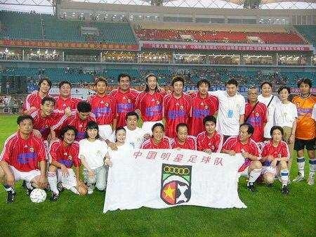 爱踢足球的明星有哪些,盘点爱打球的明星