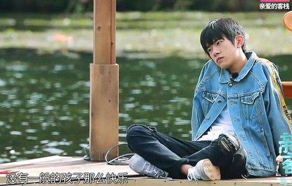 易烊千玺秀新球鞋好嘚瑟，然而小心机却被粉丝一眼看穿，太可爱了